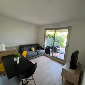  Appartement 2 Pièces En Rez De Jardin Avec Parking Et Piscine France